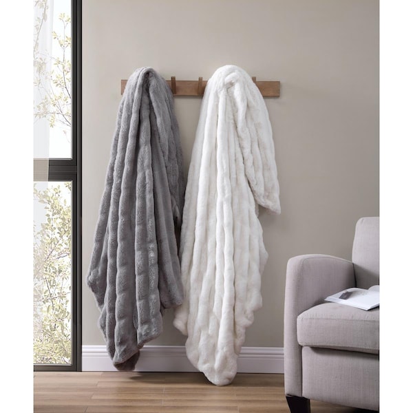 Escenografia 50 x 70 in. Juniper Faux Fur Throw, Gray - ES2969996