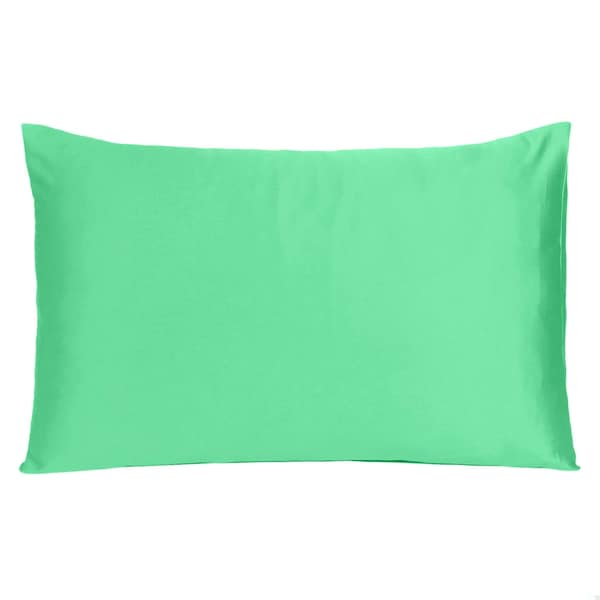 Homeroots 20 x 40 in. Green Dreamy Silky Satin King Size Pillowcases - 387848