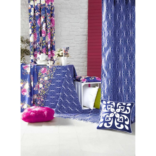 Homeroots Blue Flower Square Style Decorative Throw Pillow Cover 18 x 18 in. - 355487