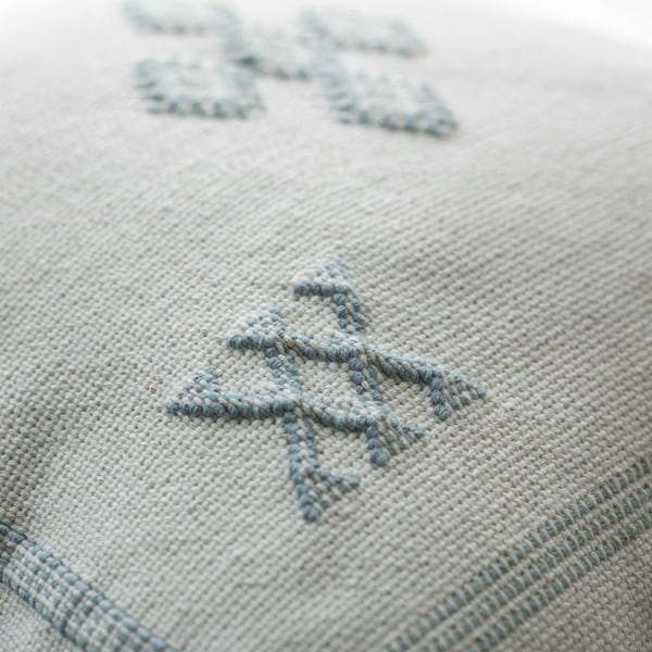 Deerlux 16" Throw Pillow Cover with Southwest Tribal Pattern and Corner Tassels with Filler, Grey & White - QI004298.GY.K