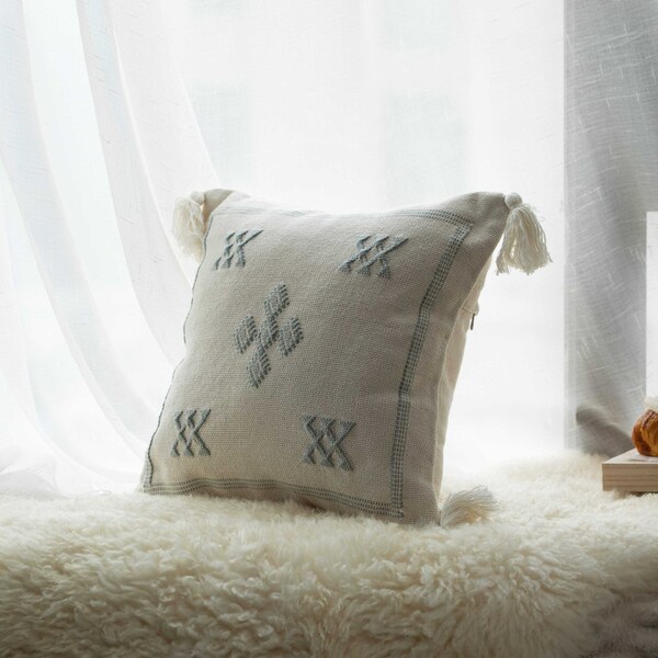 Deerlux 16" Throw Pillow Cover with Southwest Tribal Pattern and Corner Tassels with Filler, Grey & White - QI004298.GY.K