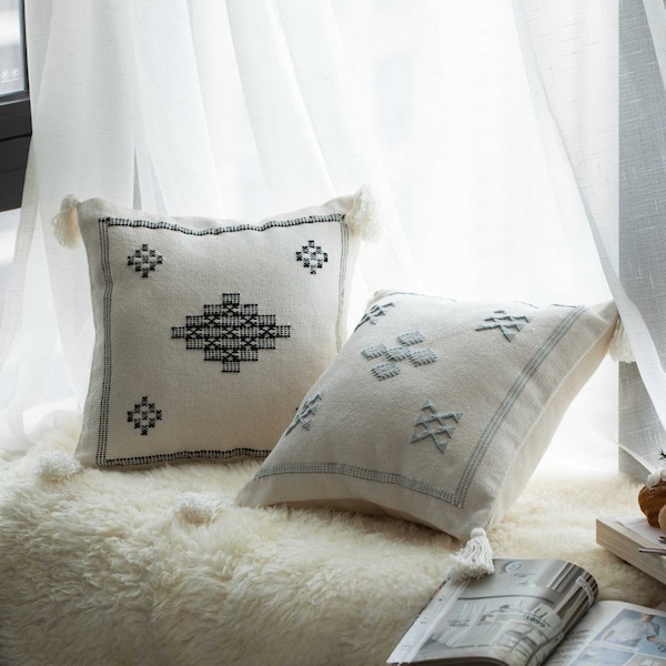 Deerlux 16" Throw Pillow Cover with Southwest Tribal Pattern and Corner Tassels with Filler, Grey & White - QI004298.GY.K