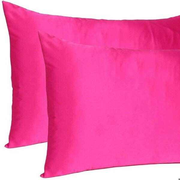 Homeroots 20 x 26 in. Fuchsia Dreamy Silky Satin Standard Size Pillowcases - 387876