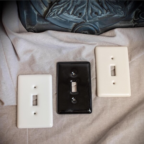 Amerelle Metro White 1 gang Stamped Steel Toggle Wall Plate - 3000TW