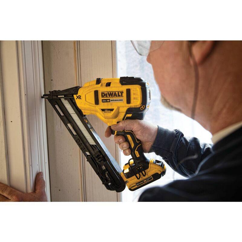 DEWALT 1-1/2 in. x 15-Gauge DA 34-Degree Bright Finish Nails (1000-Pack) - DCA15150-1