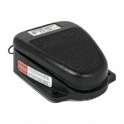 LINEMASTER® 1 Treadle, 20 Amp, 1-1/2 hp, Maintained (MA), SPDT, Electric Foot Switch - 642-DA
