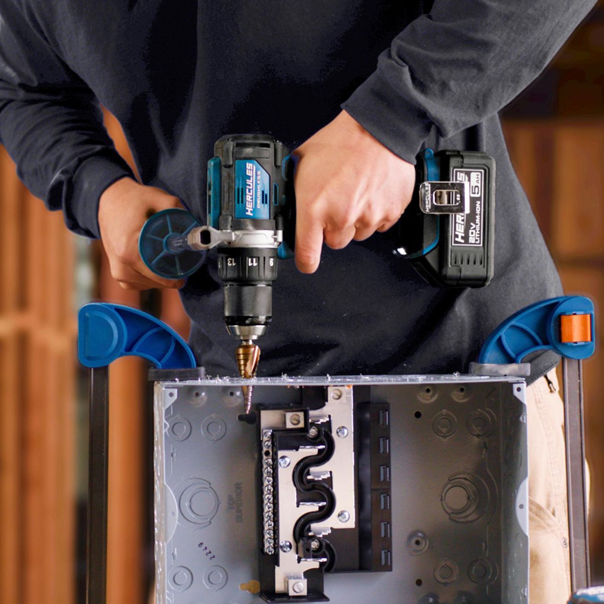 Kit inalámbrico Hercules 20V Brushless de 1/2 pulgadas con taladro/destornillador, mango lateral, batería de 2 Ah y cargador - 70067.