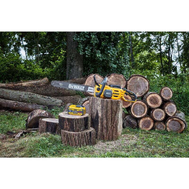 DEWALT 60V MAX 20in. Brushless Battery Powered Chainsaw Kit, (1) FLEXVOLT 5Ah Battery, Charger & 20in. Chain (68 Link) - DCCS677Z1WDT620