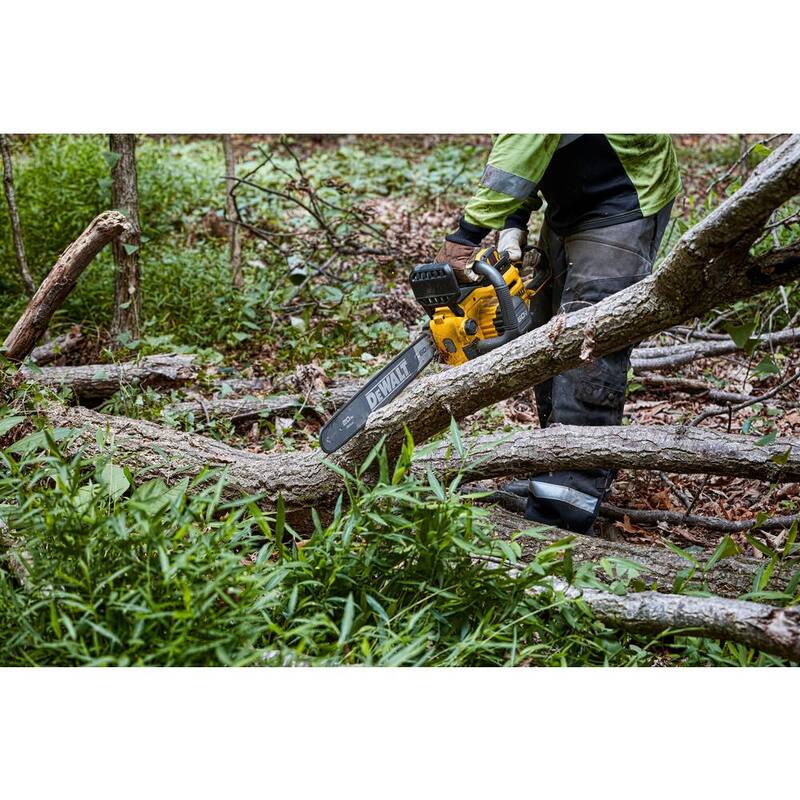 DEWALT 60V MAX 20in. Brushless Battery Powered Chainsaw Kit, (1) FLEXVOLT 5Ah Battery, Charger & 20in. Chain (68 Link) - DCCS677Z1WDT620