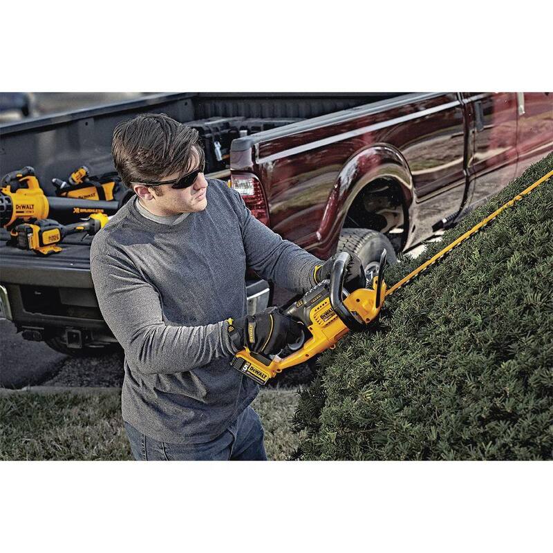DEWALT 20V MAX 22 in. Cordless Battery Powered Hedge Trimmer Kit with (1) 5 Ah Battery & Charger - DCHT820P1