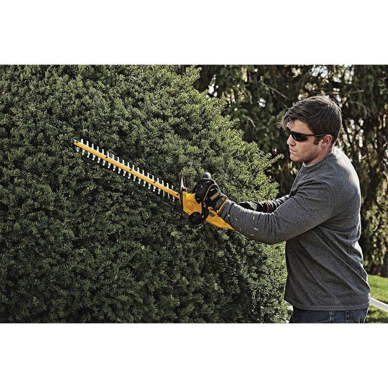 DEWALT 20V MAX 22 in. Cordless Battery Powered Hedge Trimmer Kit with (1) 5 Ah Battery & Charger - DCHT820P1