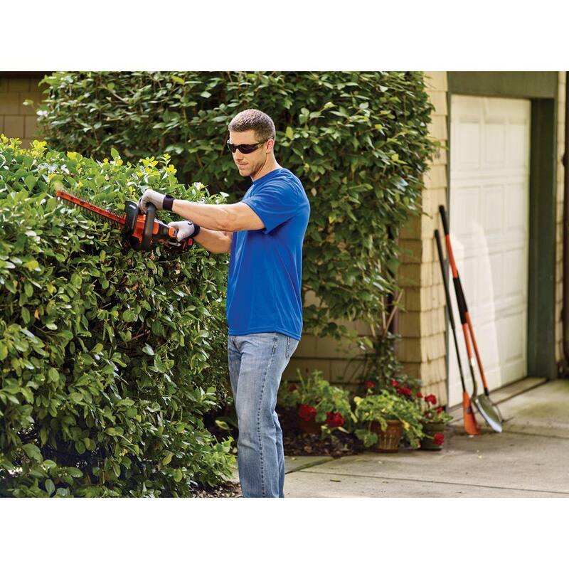 BLACK+DECKER 20V MAX 22in. Cordless Battery Powered Hedge Trimmer Kit with (1) 1.5Ah Battery & Charger - LHT321
