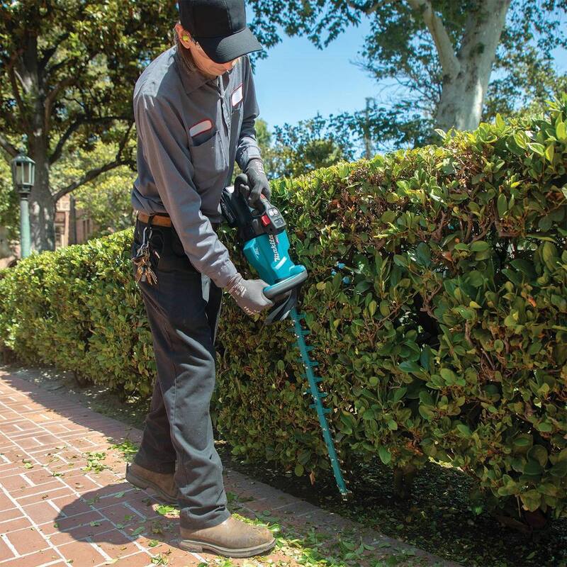 Makita XGT 40V max Brushless Cordless 30 in. Hedge Trimmer Kit (4.0Ah) - GHU03M1