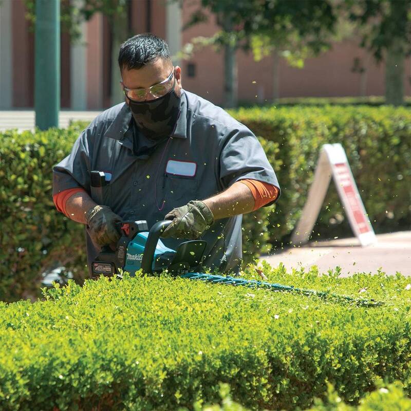 Makita XGT 40V max Brushless Cordless 30 in. Hedge Trimmer Kit (4.0Ah) - GHU03M1