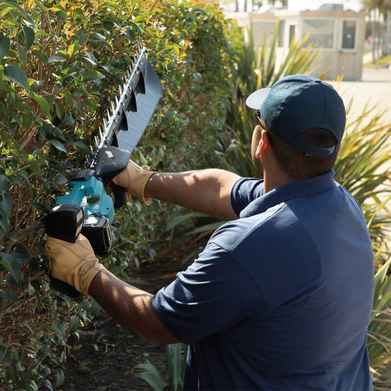 Makita XGT 40V max Brushless Cordless 24 in. Single-Sided Hedge Trimmer Kit (4.0Ah) - GHU04M1