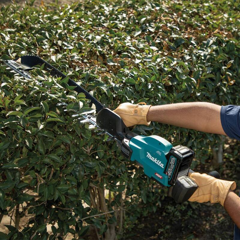Makita XGT 40V max Brushless Cordless 24 in. Single-Sided Hedge Trimmer Kit (4.0Ah) - GHU04M1