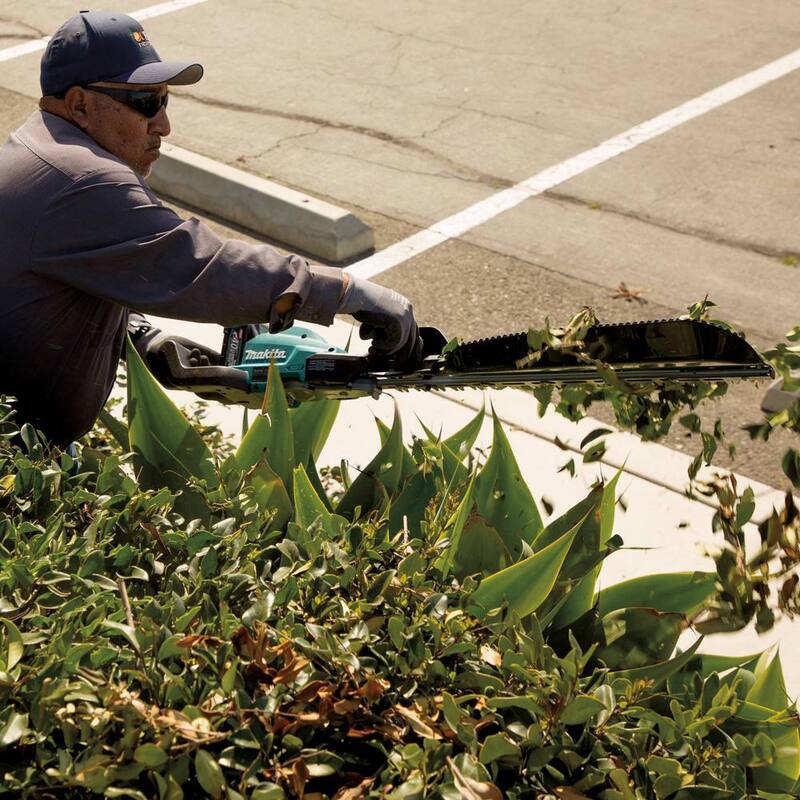 Makita XGT 40V max Brushless Cordless 24 in. Single-Sided Hedge Trimmer Kit (4.0Ah) - GHU04M1