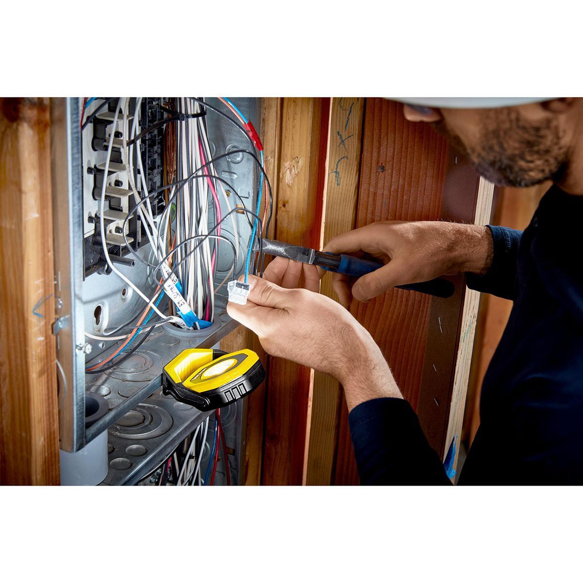 Foco de inundación LED magnético recargable ultracompacto de 750 lúmenes de Braun, amarillo - 59587.