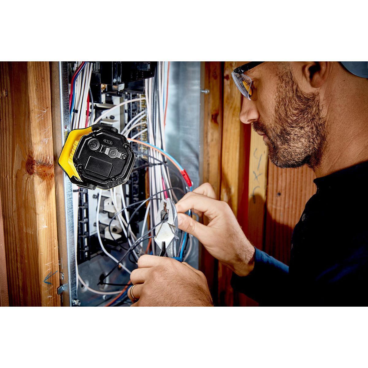 Foco de inundación LED magnético recargable ultracompacto de 750 lúmenes de Braun, amarillo - 59587.