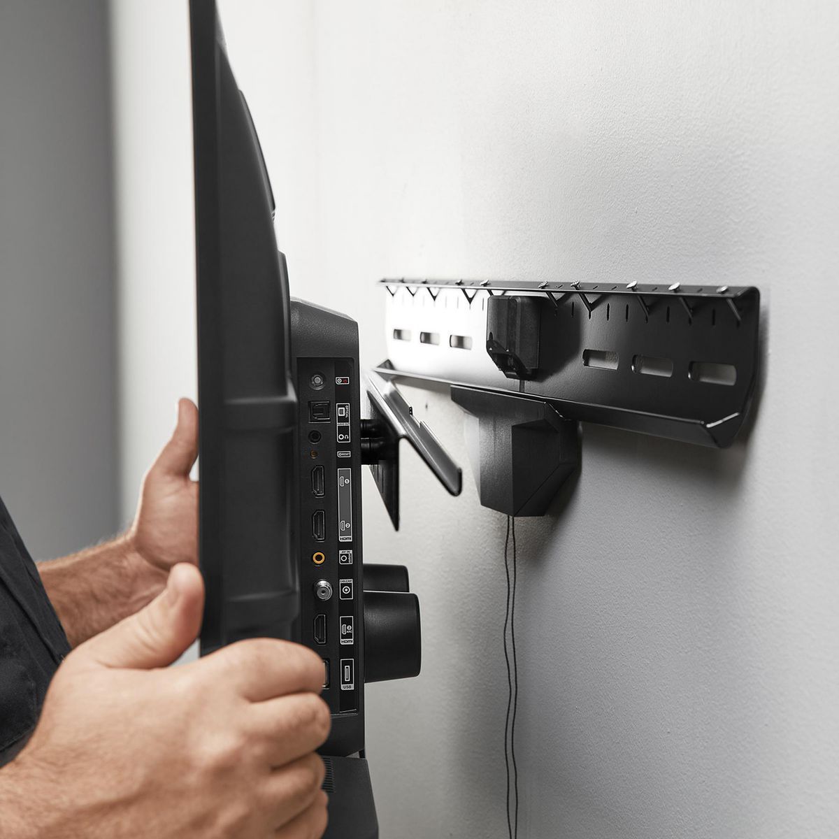 Soporte de pared para TV Armstrong de 37 a 90 pulgadas de perfil delgado y sin necesidad de montar en los postes - 59776