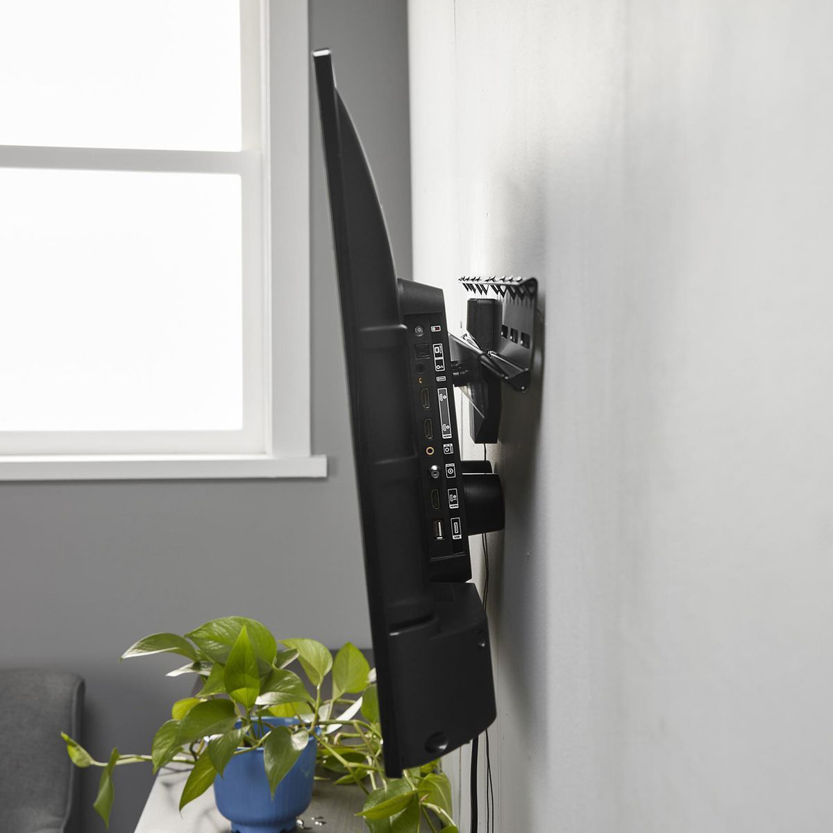 Soporte de pared para TV Armstrong de 37 a 90 pulgadas de perfil delgado y sin necesidad de montar en los postes - 59776