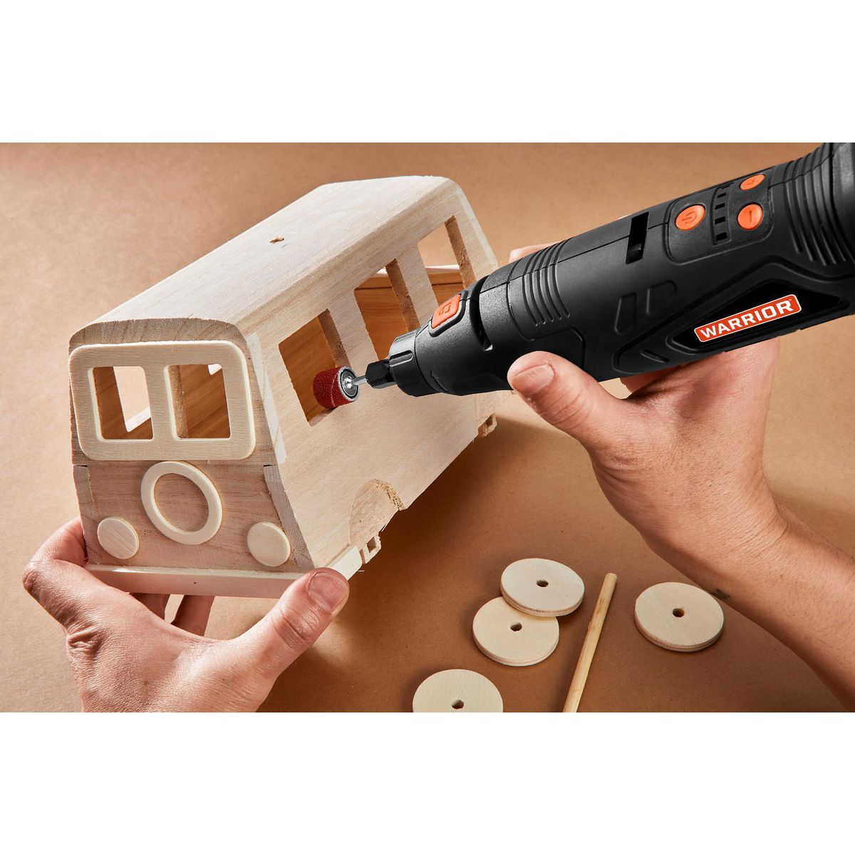 Kit de herramientas rotativas inalámbricas Warrior de 12V con 19 piezas de accesorios, batería y cargador - 59437