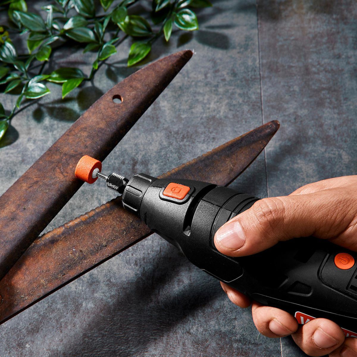 Kit de herramientas rotativas inalámbricas Warrior de 12V con 19 piezas de accesorios, batería y cargador - 59437