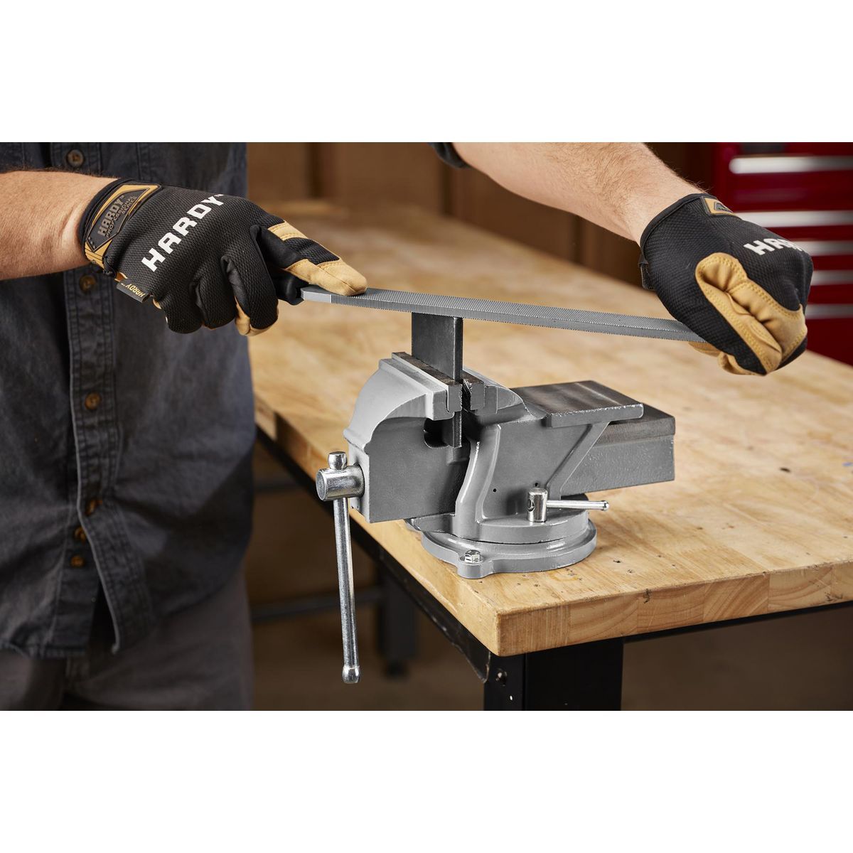 Mordaza giratoria con yunque de 4 pulgadas de Central Machinery - 59114