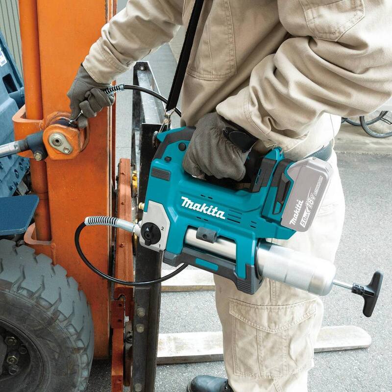 Makita 18V LXT Lithium-Ion Cordless Grease Gun with bonus 18-Volt 4.0Ah LXT Lithium-Ion Battery and Charger Starter Pack - XPG01ZBL1840BDC