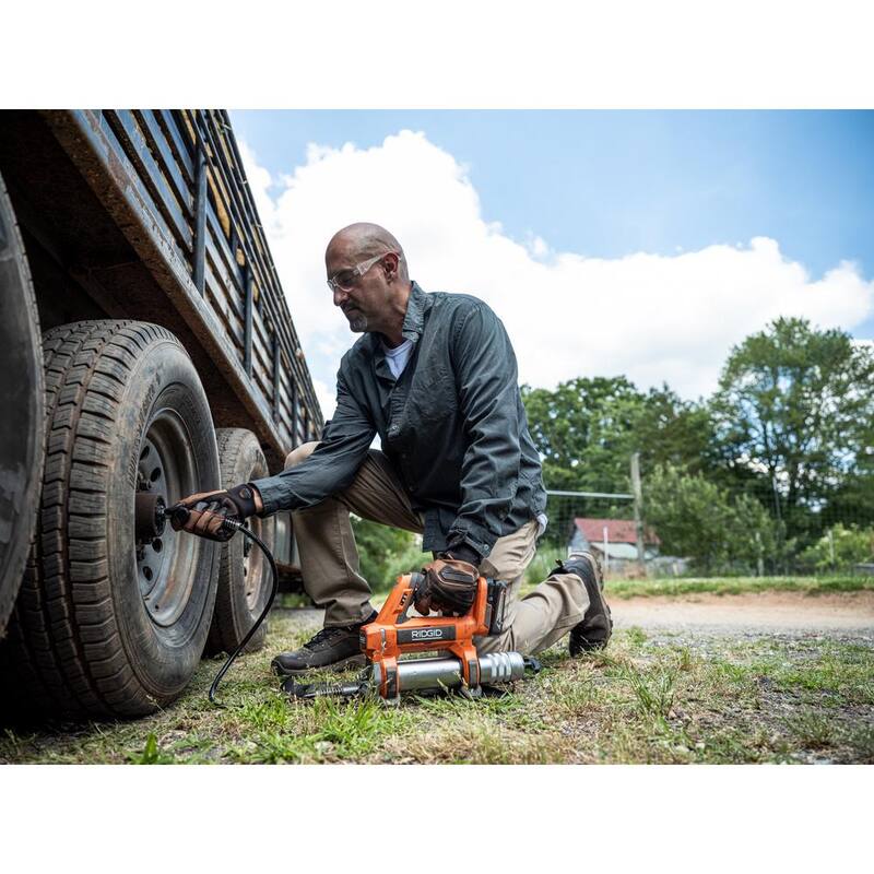 RIDGID 18V Cordless Grease Gun with (2) 4.0 Ah Batteries, 18V Charger, and Bag - R860445B-AC93044SBN