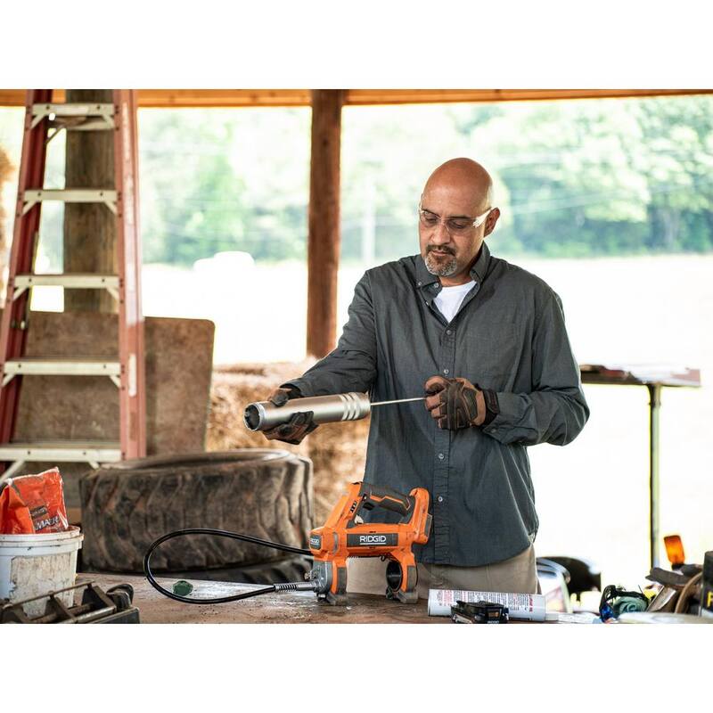 RIDGID 18V Cordless Grease Gun with (2) 4.0 Ah Batteries, 18V Charger, and Bag - R860445B-AC93044SBN