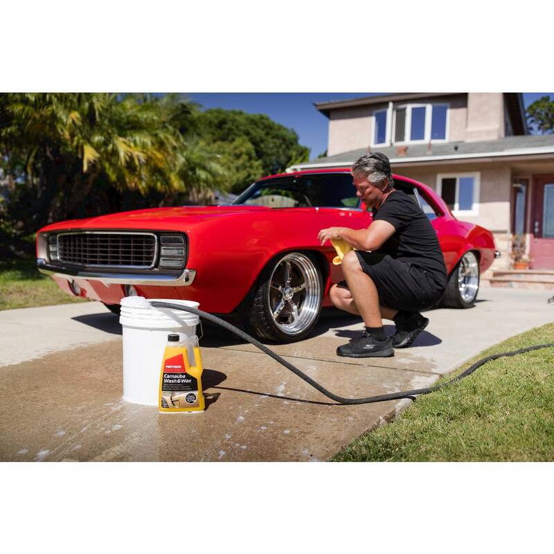 MOTHERS 64 oz. California Gold Carnauba Car Wash and Wax Liquid - 05674