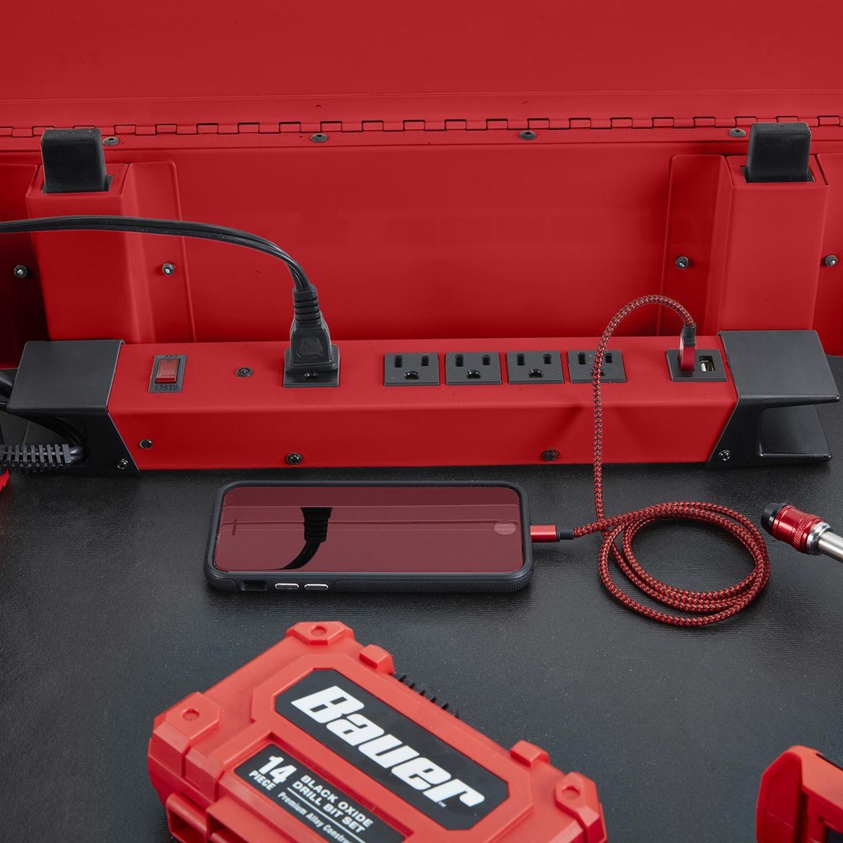 Tira de energía magnética de 5 salidas con carcasa de metal y 2 puertos USB, color rojo - 63737