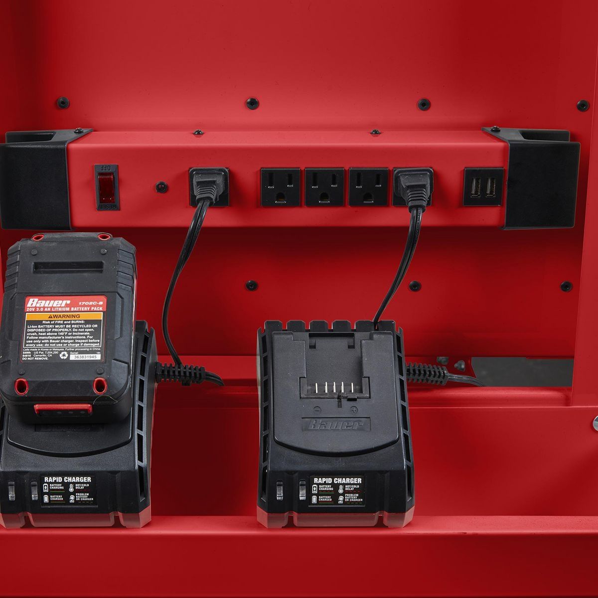Tira de energía magnética de 5 salidas con carcasa de metal y 2 puertos USB, color rojo - 63737