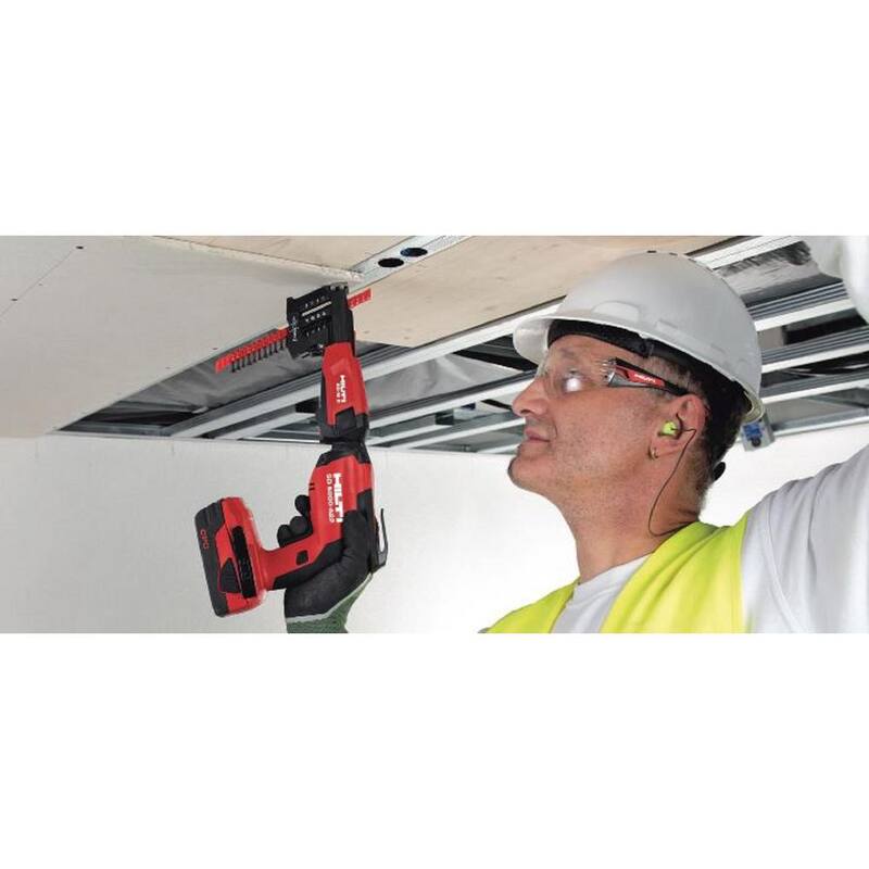 Juego de destornillador para tablaroca inalámbrico sin escobillas Hilti de 22 voltios SD 4500 con cargador, (2) baterías de 4 Ah, puntas, revista de tornillos y bolsa - 3661501.