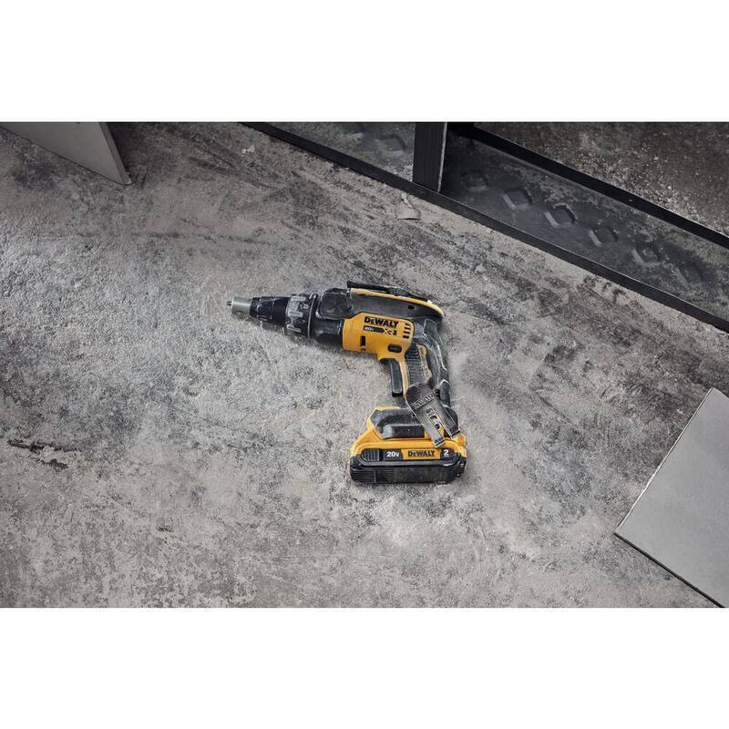 Kit de atornillador inalámbrico sin escobillas DEWALT 20V MAX con (2) baterías de 2.0Ah, cargador y bolsa para herramientas - DCF630D2