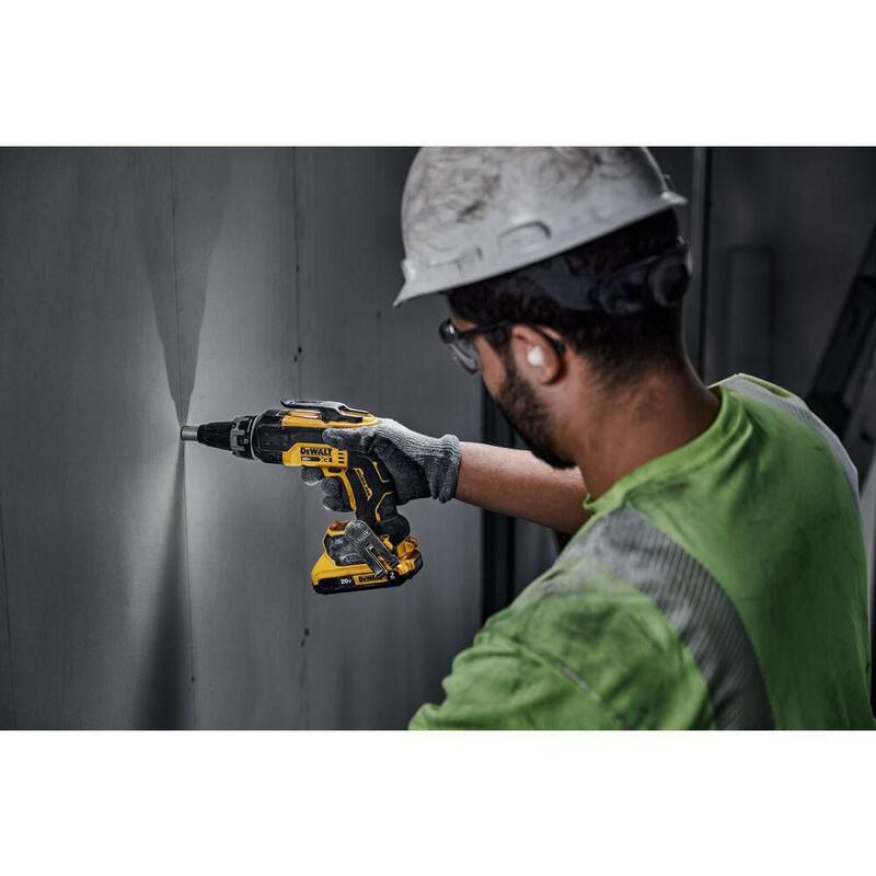 Kit de atornillador inalámbrico sin escobillas DEWALT 20V MAX con (2) baterías de 2.0Ah, cargador y bolsa para herramientas - DCF630D2