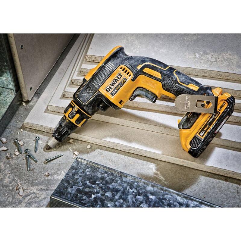 Desatornillador inalámbrico DEWALT XR 20V Max de ion de litio sin escobillas con batería Powerstack de 20V de ion de litio de 5.0 Ah - DCF630BWDCBP520.