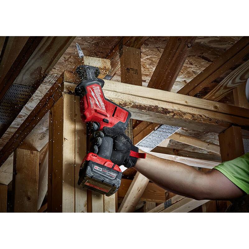 Sierra de sable HACKZALL inalámbrica Milwaukee M18 FUEL de 18V con motor Brushless de iones de litio y batería M18 5.0 Ah - 2719-20-48-11-1850