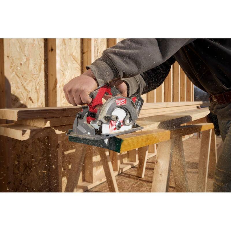 Sierra circular inalámbrica sin escobillas Milwaukee M18 FUEL 18V de 6-1/2 pulgadas de iones de litio (herramienta solamente) - 2833-20