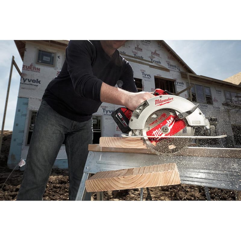 Sierra circular inalámbrica Milwaukee M18 18V de ion de litio sin escobillas de 7-1/4 pulgadas (solo herramienta) - 2631-20