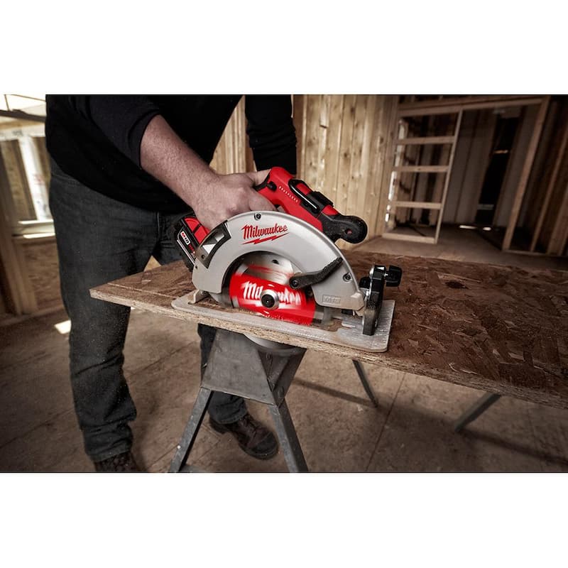 Sierra circular inalámbrica Milwaukee M18 18V de ion de litio sin escobillas de 7-1/4 pulgadas (solo herramienta) - 2631-20