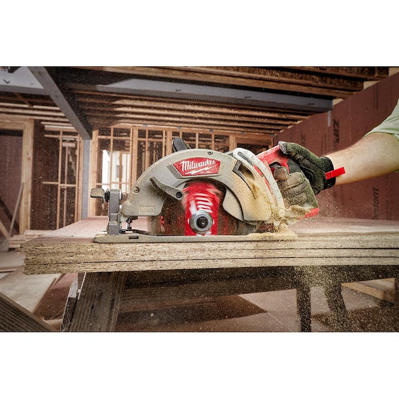 Milwaukee M18 FUEL 18V Sierra Circular Inalámbrica de Iones de Litio de 7-1/4 pulgadas con Asa Trasera (Herramienta solamente) - 2830-20