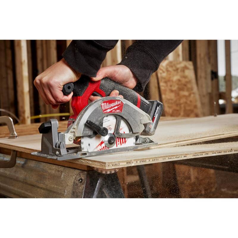 Milwaukee M12 FUEL 12V Lithium-Ion Brushless 5-3/8 in. Sierra Circular Inalámbrica (Sólo Herramienta) - 2521-20.