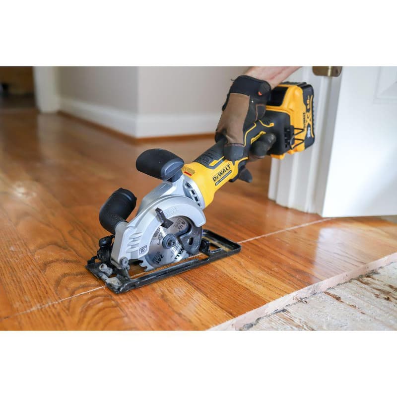 DEWALT ATOMIC 20V MAX Sierra Circular Inalámbrica sin Escobillas de 4-1/2 pulgadas (Herramienta Solamente) - DCS571B