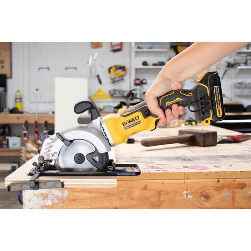 DEWALT ATOMIC 20V MAX Sierra Circular Inalámbrica sin Escobillas de 4-1/2 pulgadas (Herramienta Solamente) - DCS571B