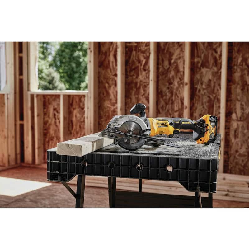 DEWALT ATOMIC 20V MAX Sierra Circular Inalámbrica sin Escobillas de 4-1/2 pulgadas (Herramienta Solamente) - DCS571B