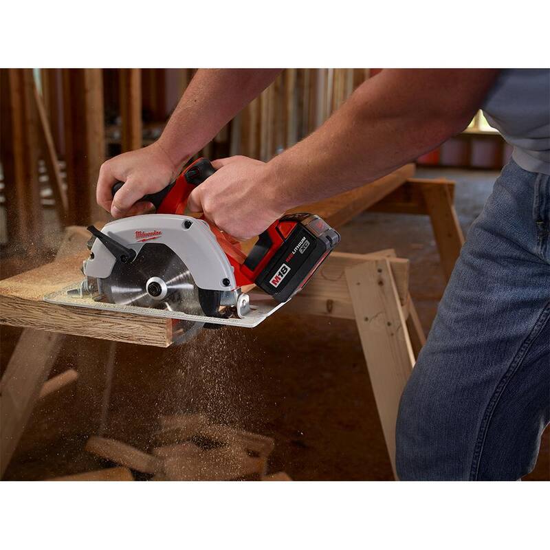 Sierra circular inalámbrica Milwaukee M18 18V de ion de litio de 6-1/2 pulgadas (Herramienta solamente) - 2630-20