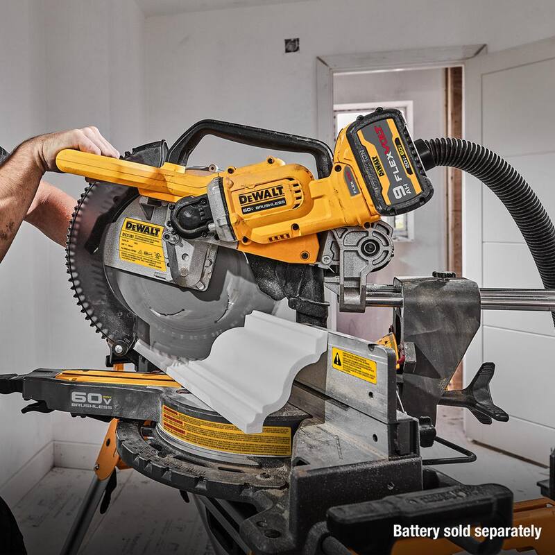 Sierra ingleteadora deslizante inalámbrica DEWALT 60V de 12 pulgadas de iones de litio (Herramienta solamente) - DCS781B