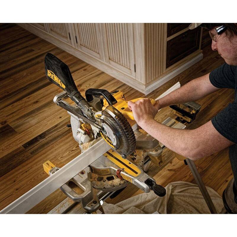 Sierra ingleteadora deslizante inalámbrica DEWALT 20V MAX de 7-1/4 pulgadas (solo herramienta) - DCS361B.